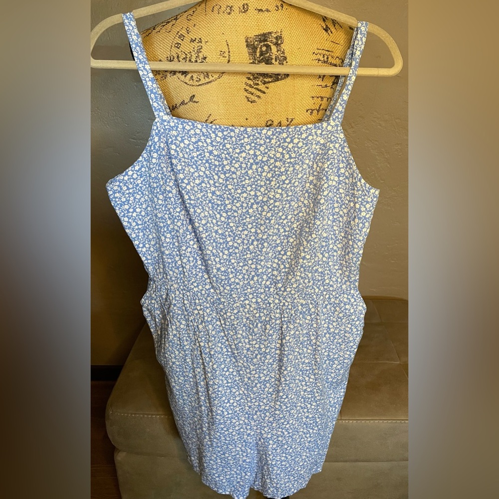 Old Navy Blue and White Floral Romper Adj straps and pockets Sz XL PTP 20”